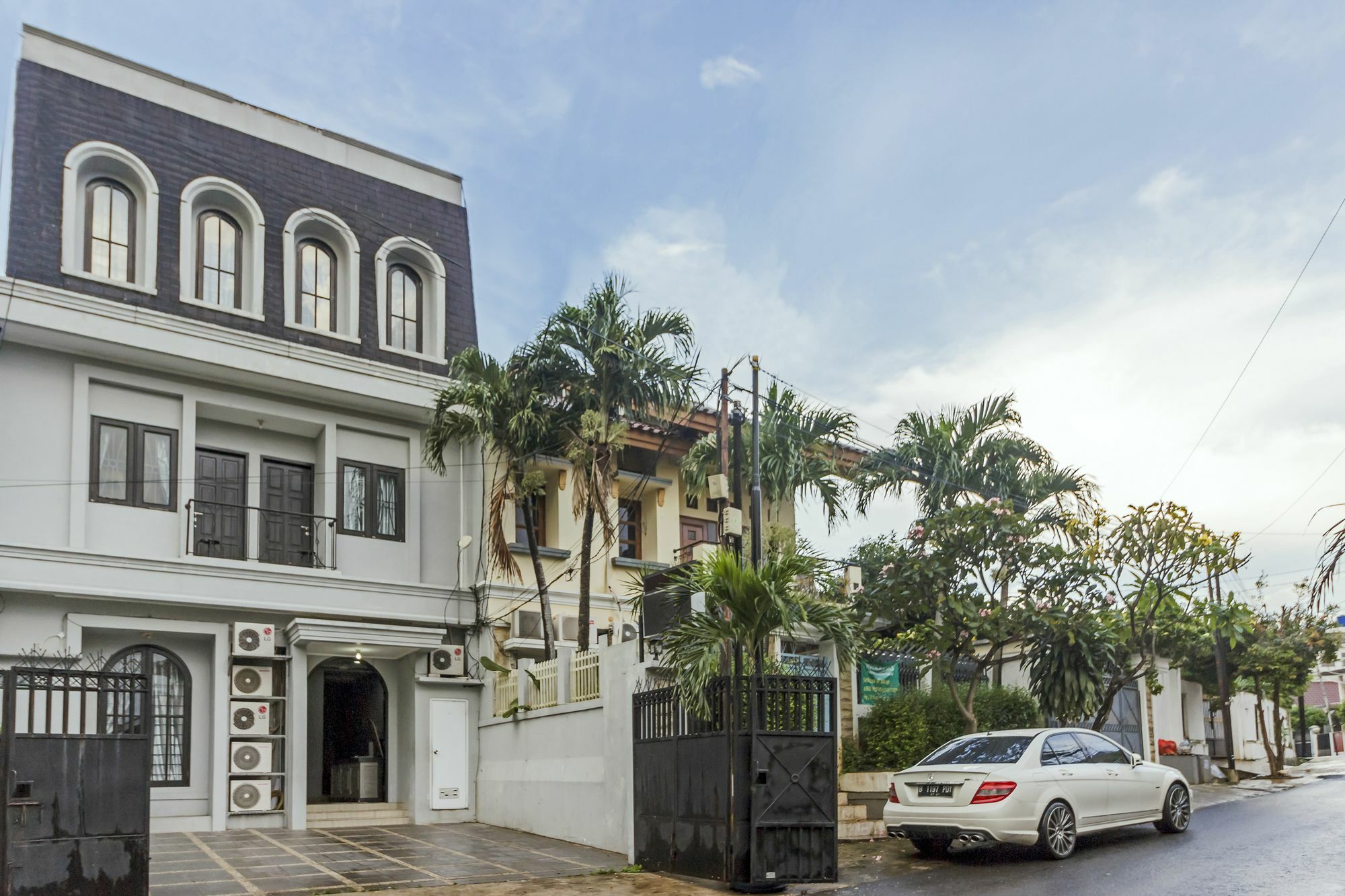 Oyo 105 La Maison D Ilona Джакарта Экстерьер фото