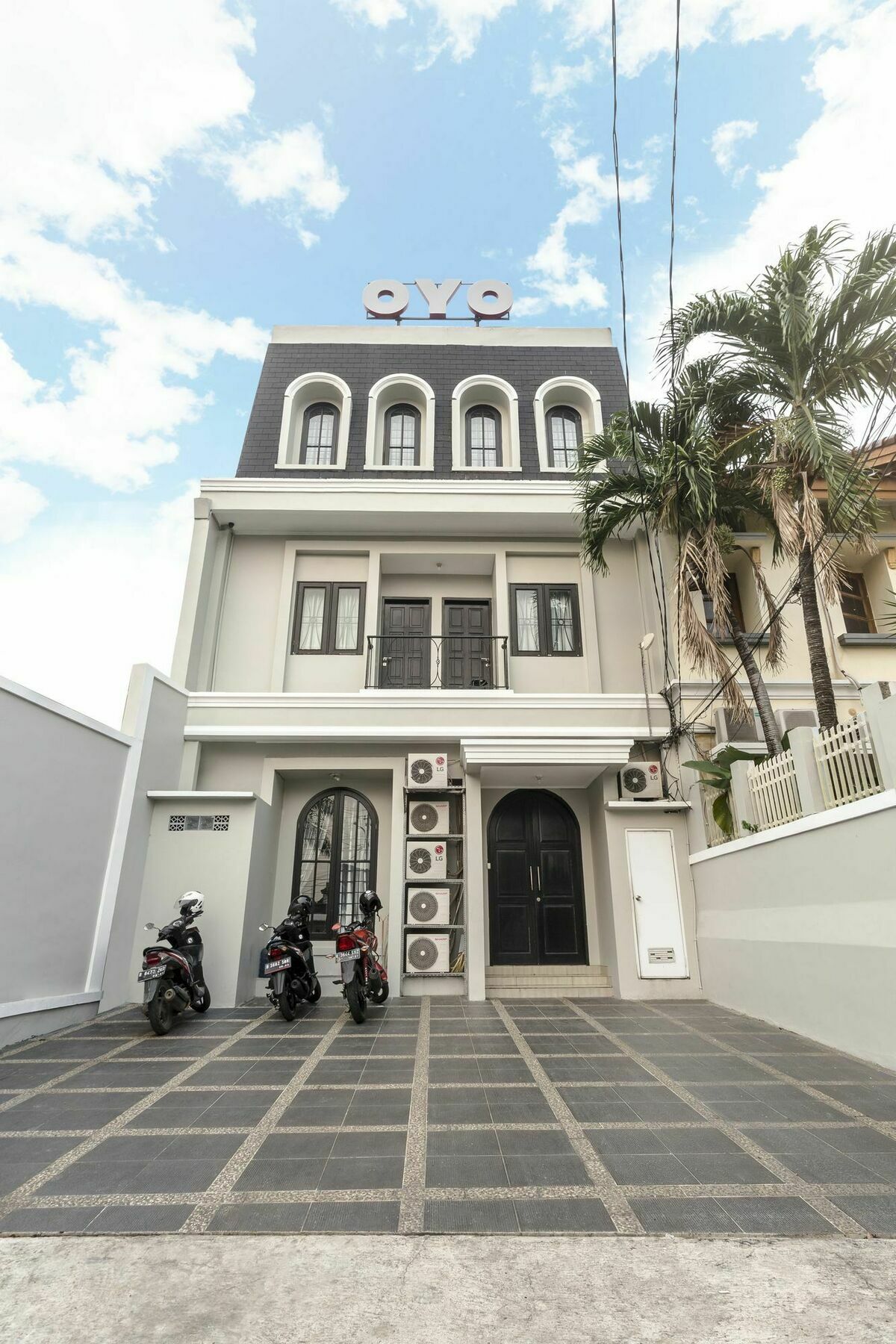 Oyo 105 La Maison D Ilona Джакарта Экстерьер фото
